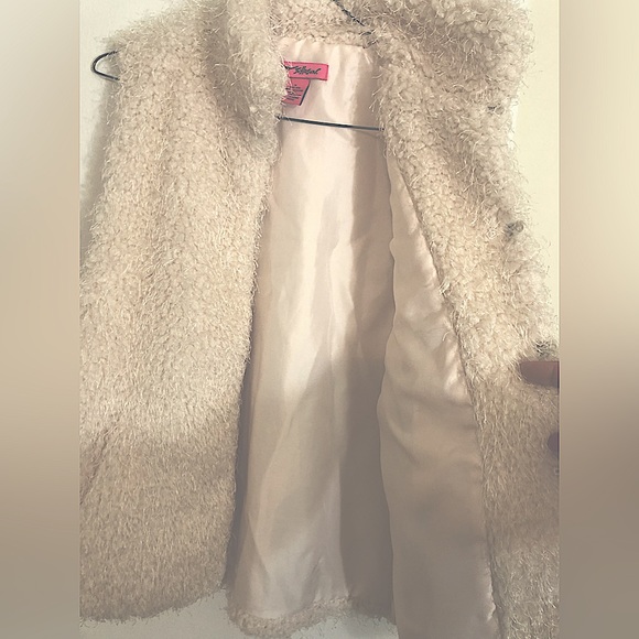 Betsey Johnson Faux Fur Off White Vest .Front Hook Eye Close and Pockets. Size M - Picture 5 of 13